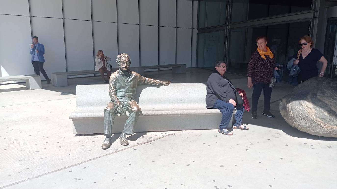 Uno de los bancos más conocidos de Granada es el que se encuentra en la entrada del Parque de ls Ciencias, donde Albert Einstein recibe a todos los visitantes.