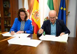 Firma del convenio entre la alcaldesa de Almería y el presidente de Ashal.