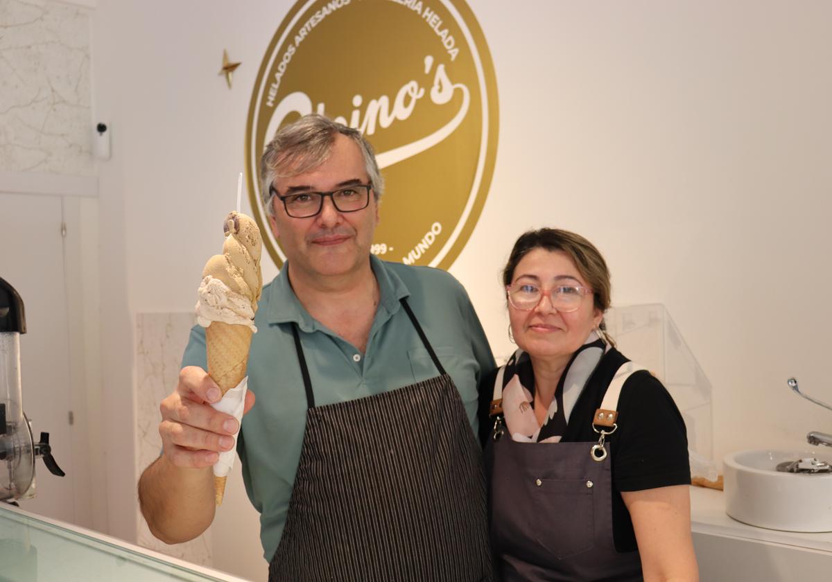 Pablo y Mónica muestran un helado servido en forma de pétalo en su heladería.