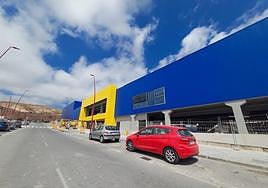 Poco a poco, la superficie comercial al final de la Rambla de Almería está tomando forma, y adoptando colores; en concreto, el azul y amarillo de IKEA.
