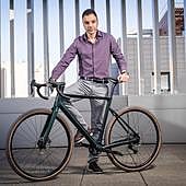 El granadino que diseña las bicis eléctricas con más clase de Europa desde el PTS