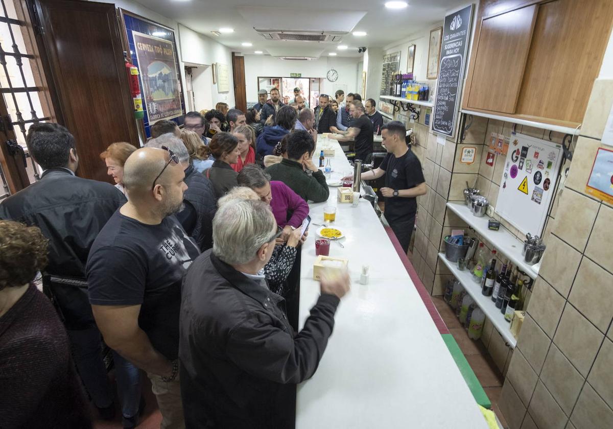 Así es la mejor calle de tapas de Andalucía, que está en Granada.