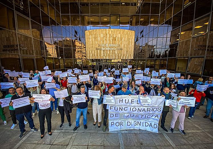 Decenas de trabajadores de Caleta dejaron sus puestos para sumarse al acto reivindicativo de las 10.30 horas frente a este complejo.