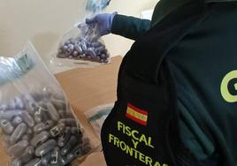 Una agente sostiene la droga intervenida a la detenida.