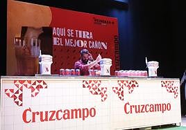 Uno de los participantes en el concursos detiraje de cerveza.
