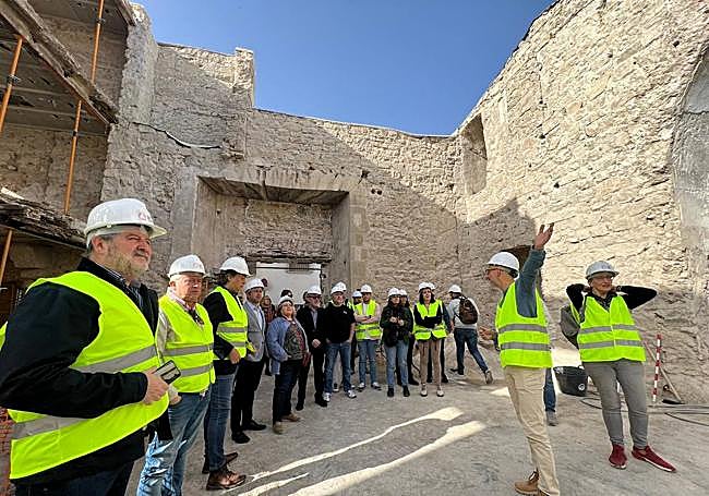 Al fondo, parte interior de puerta principal.