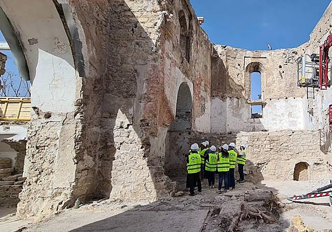 Nave central y, al fondo, el ábside.