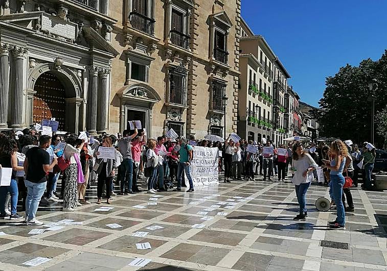 Nueva concentración en Plaza Nueva el segundo día de paro parcial convocado por CSIF, CC OO, UGT y STAJ.