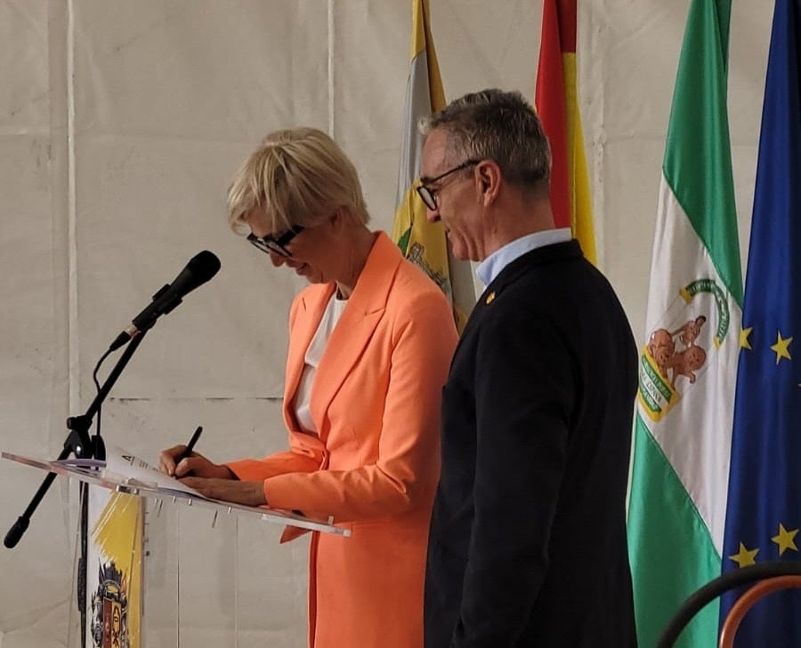 Rosa Siles y el alcalde Luis Mariano Camacho, durante la firma del convenio.