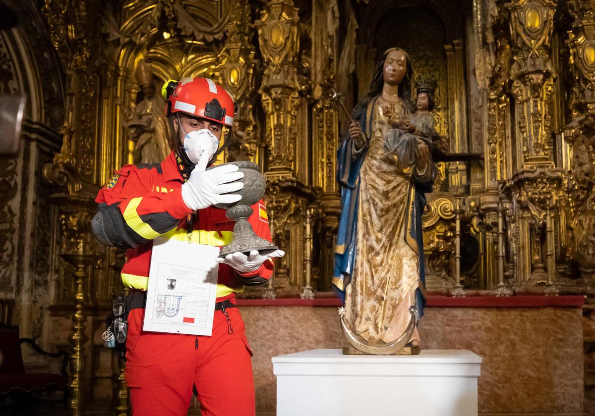 El simulacro consiste en rescatar una serie de objetos religiosos simulados desde el interior de la Catedral al exterior.