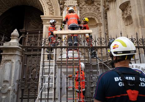 Imagen secundaria 1 - Distintos momentos del simulacro realizado en la Catedral de Granada.