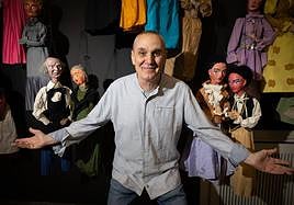 Luis Javier Sánchez, con algunos de los títeres que integran la exposición.