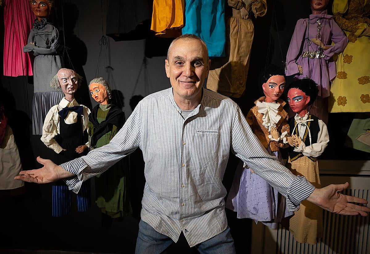 Luis Javier Sánchez, con algunos de los títeres que integran la exposición.