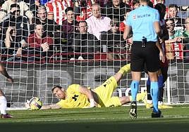 Fernando Martínez ataja un balón en el partido ante el Atlético, en el Power Horse.