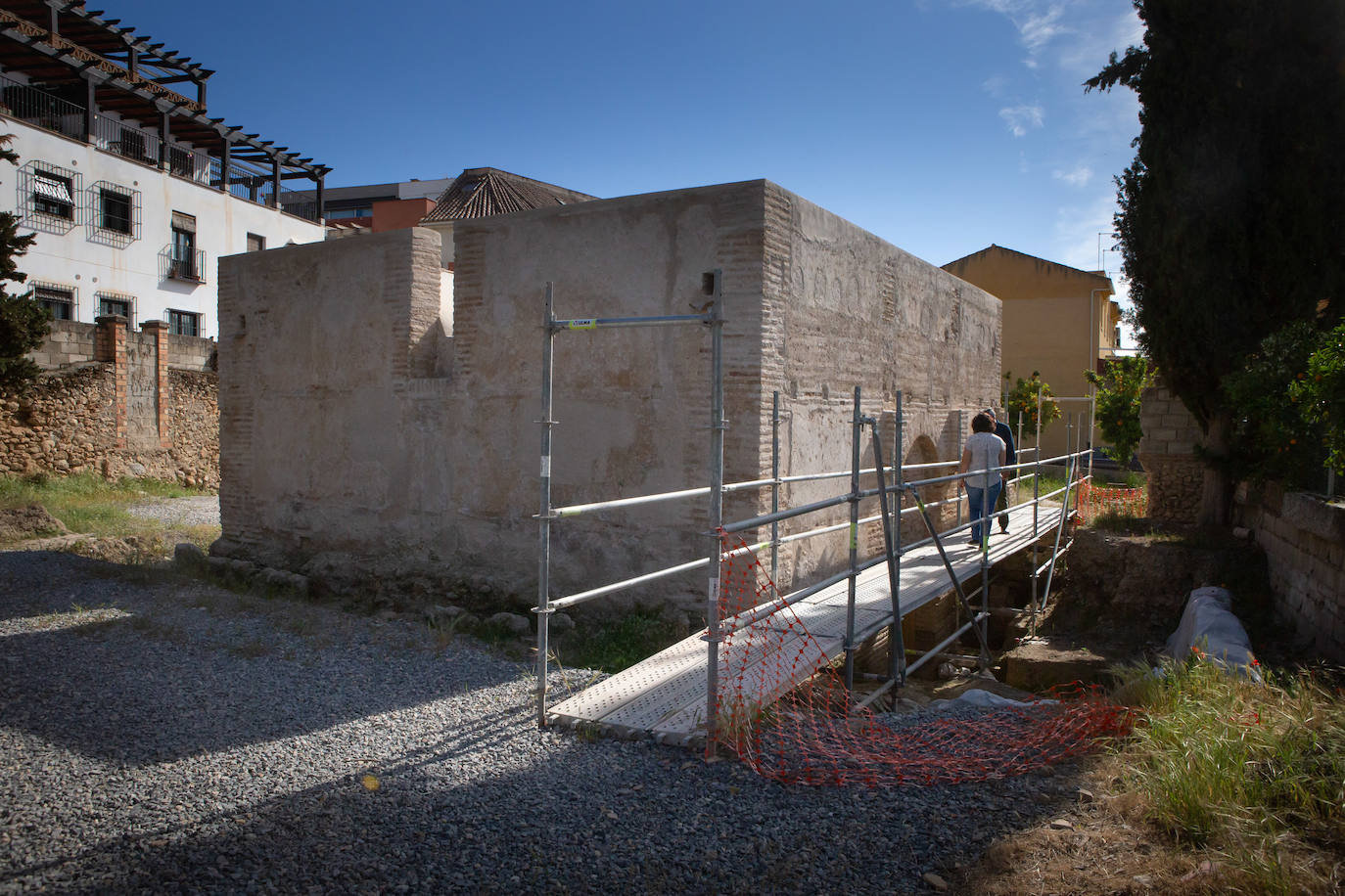 Pasarela instalada en el exterior de los Baños Árabes de La Zubia.