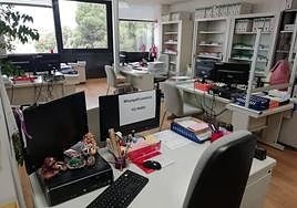 Cartel de aviso en la mesa de un funcionario de uno de los juzgados de Instrucción de la capital.