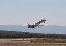 Un avión regional despega del aeropuerto de Granada en 2015.