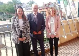 Raquel Ortiz, Jesús Maeztu, Defensor del Pueblo andaluz, e Isabel Bausán, en la visita al Ayuntamiento.