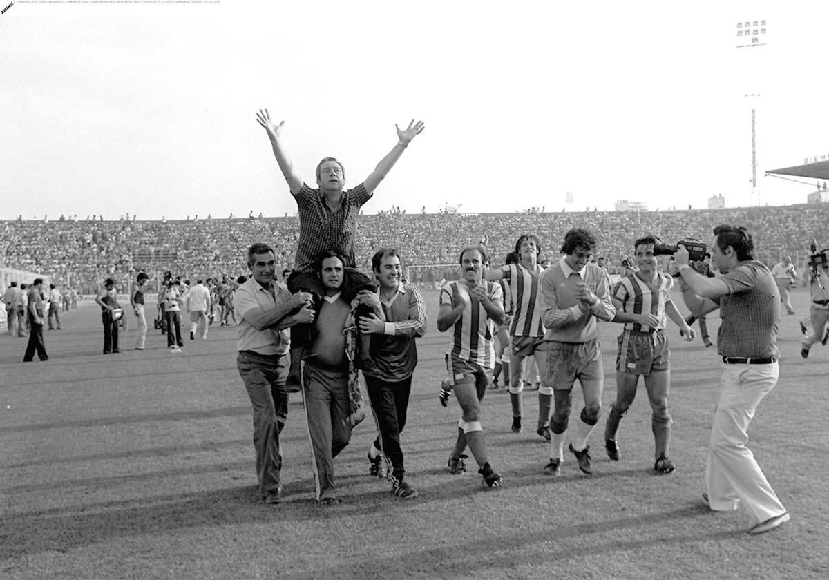 Meguregui a hombros tras el ascenso de la AD Almería.