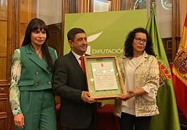 La familia de Miguel Hernández recoge el nombramiento del presidente de la Diputación.