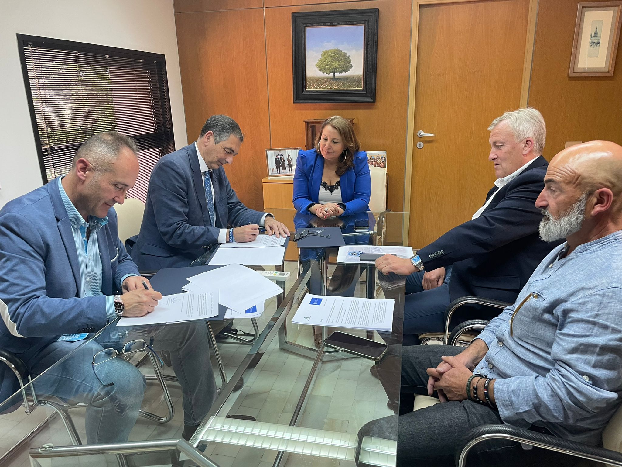 Firma del acuerdo entre la Junta y los regantes de Rules