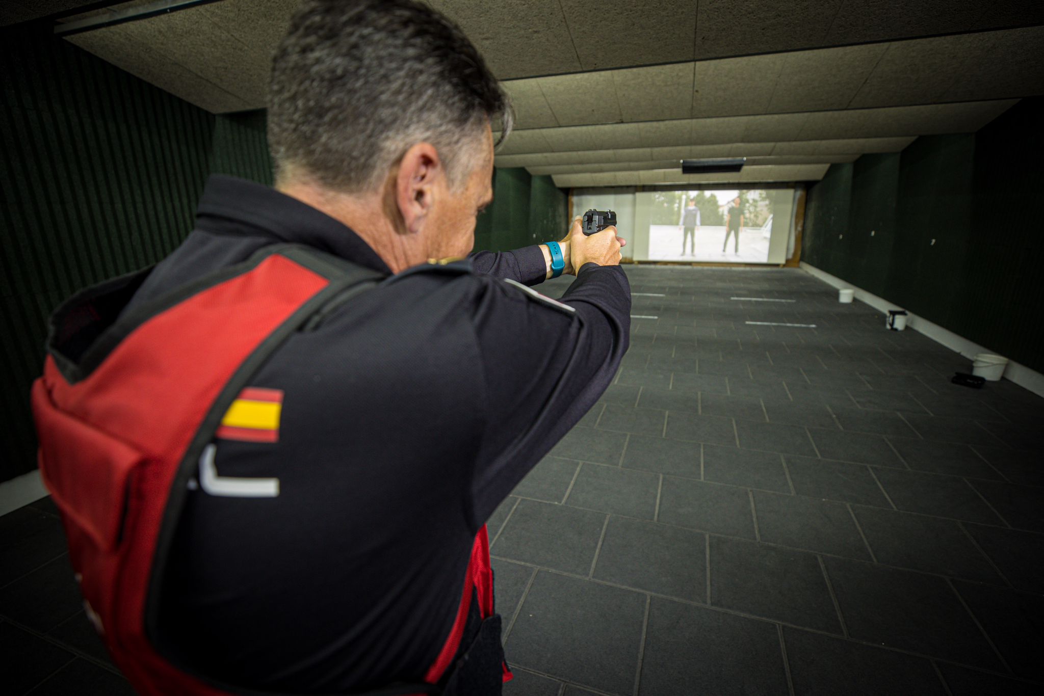 Un instructor de tiro prueba el simulador en Granada