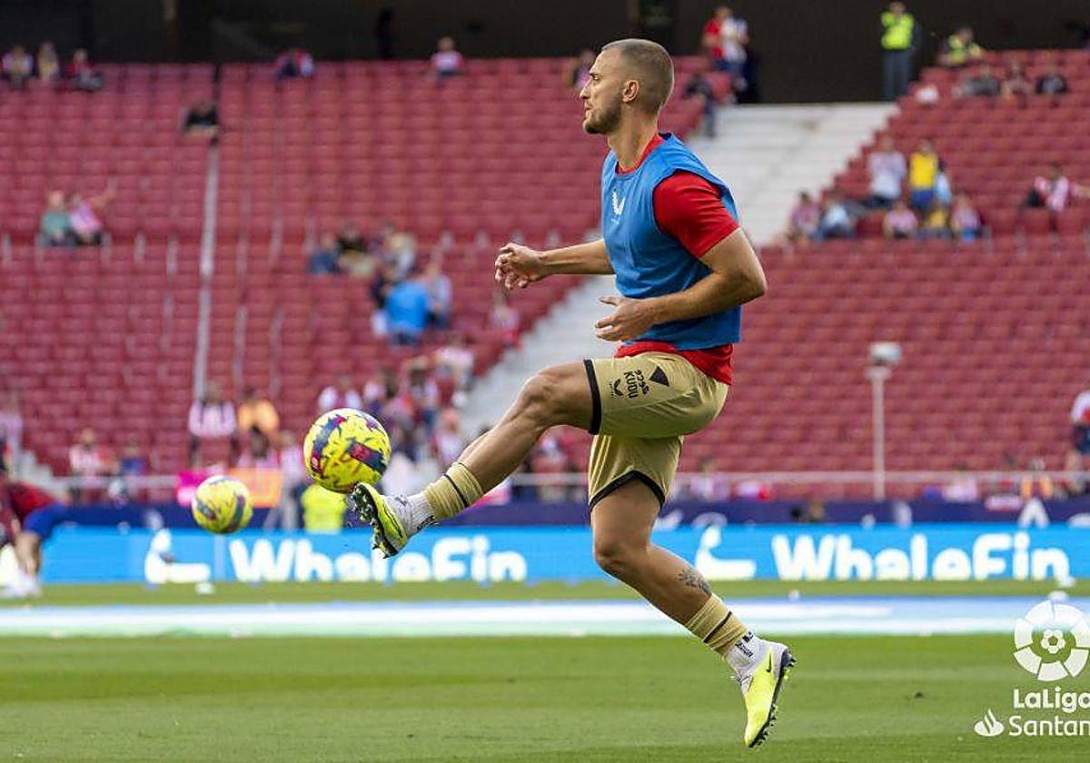 Rodrigo Ely calienta antes de jugar contra el Atlético de Madrid el pasado domingo.