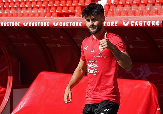 Arnau Puigmal da el 'visto bueno' antes del entrenamiento del jueves.