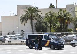 Un coche de la Policía Nacional, ayer, a las puertas del IES Sol de Portocarrero.