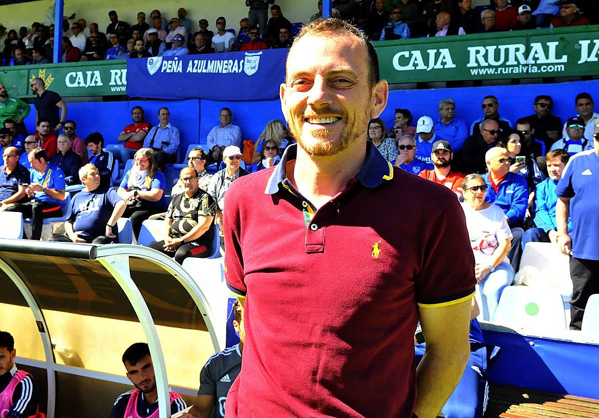 Alberto González en el banquillo de Linarejos.