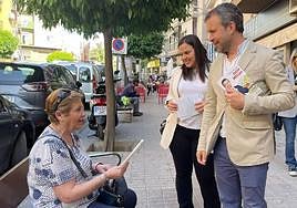 Julio Millán y la concejala de Asuntos Sociales, en el Pilar del Arrabalejo.