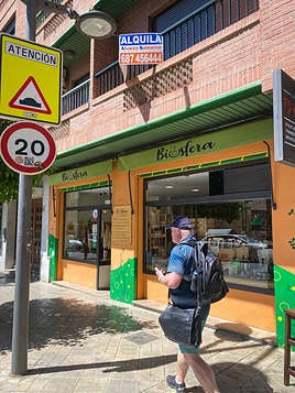 Un cartel de una vivienda de alquiler en la calle Sócrates.
