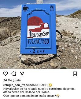 Imagen secundaria 2 - Imágenes del refugio. La segunda foto, con el menú ofrecido. La última, denunciando el robo del cartel.