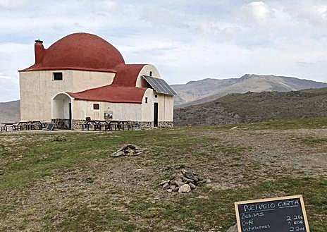 Imagen secundaria 1 - Imágenes del refugio. La segunda foto, con el menú ofrecido. La última, denunciando el robo del cartel.