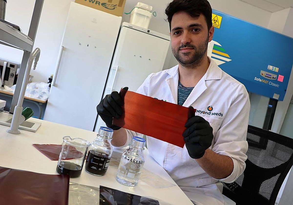 José Ángel Moro, responsable científico de Agarene®, con algunas de las formulaciones y formatos.