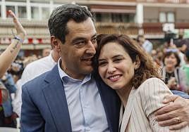 Juanma Moreno e Isabel Díaz Ayuso, en un acto electoral del PP en Fuenlabrada (Madrid).