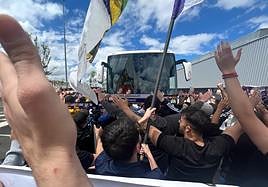 La afición blanca despidió de forma muy calurosa a la expedición del Real Jaén en su salida del Nuevo La Victoria.