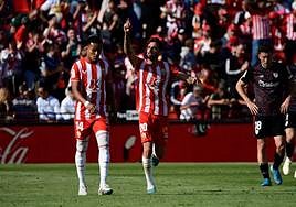 Centelles dedica a la grada su primer gol en la Liga Santander.