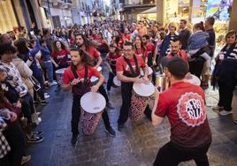 Una batucada anima el ambiente en la calle Mesones.