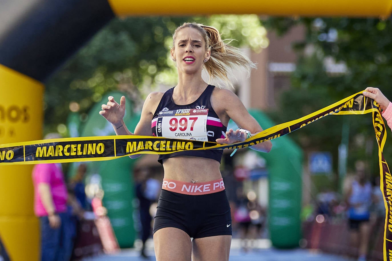 Carolina Huertas cruza la línea de meta como ganadora femenina de los 10 kilómetros.