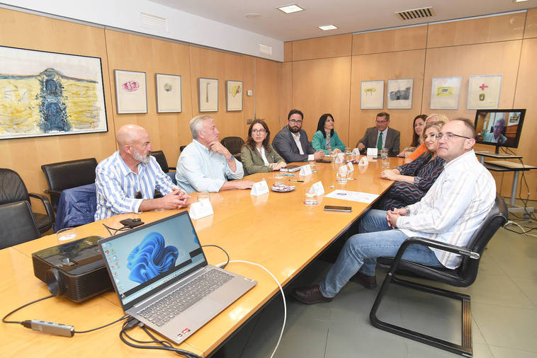 La reunión con el secretario de estado de Medio Ambiente previa al acuerdo que se firmará este lunes entre Gobierno y Junta. IDEAL