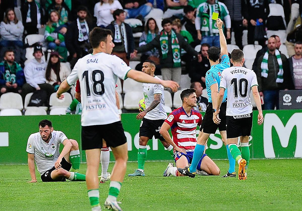 Miguel Rubio, en el momento de recibir la amarilla.