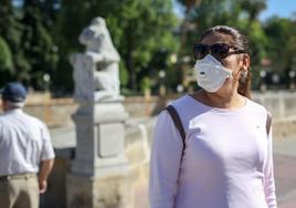 Personas caminan con una mascarilla por sus problemas de alergia.