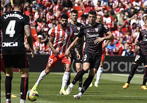 Samú Costa persigue a Vesga con Sancet a sus espaldas.