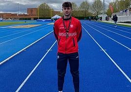 José Luis Jiménez, velocista granadino y estudiante de la UGR, posa con su medalla de bronce al cuello.
