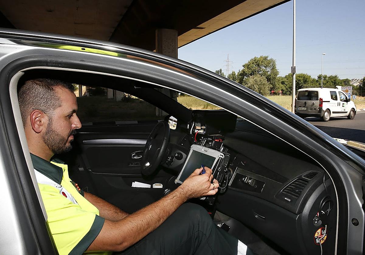 Esta es la fecha límite de la DGT para llevar estos elementos obligatorios en tu coche.