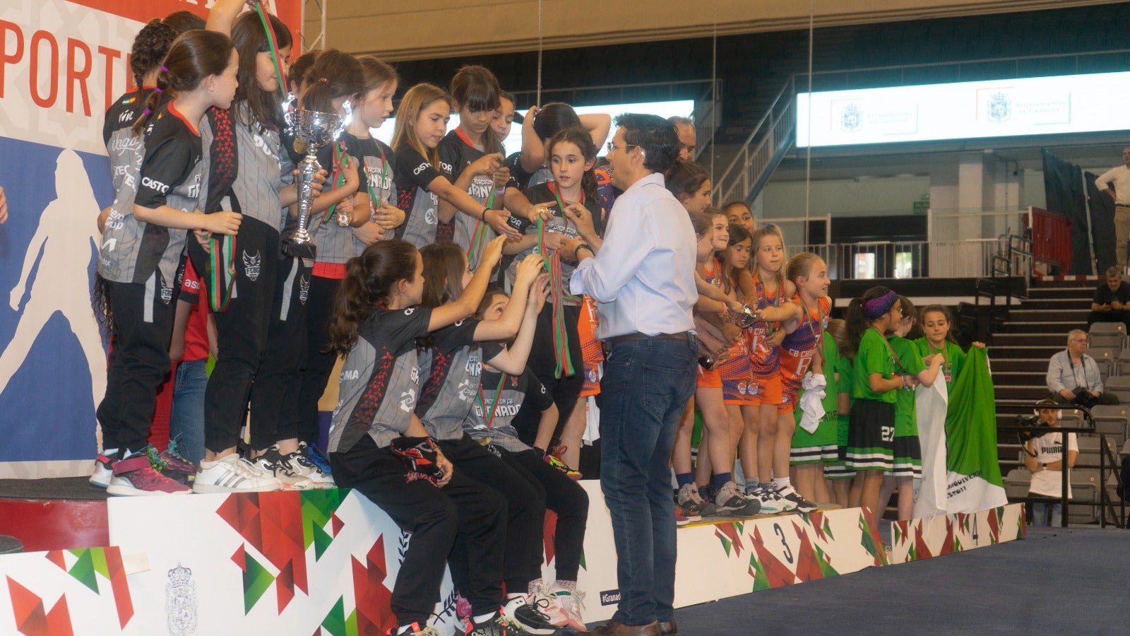 El alcalde de Granada entrega medallas a uno de los equipos participantes.