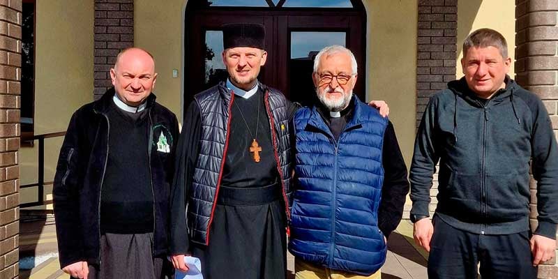 De Haro, de azul, junto a los redentoristas ucranianos y polacos.