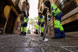 Operarios de Inagra retiran la cera dejada por las procesiones en la zona del Realejo.