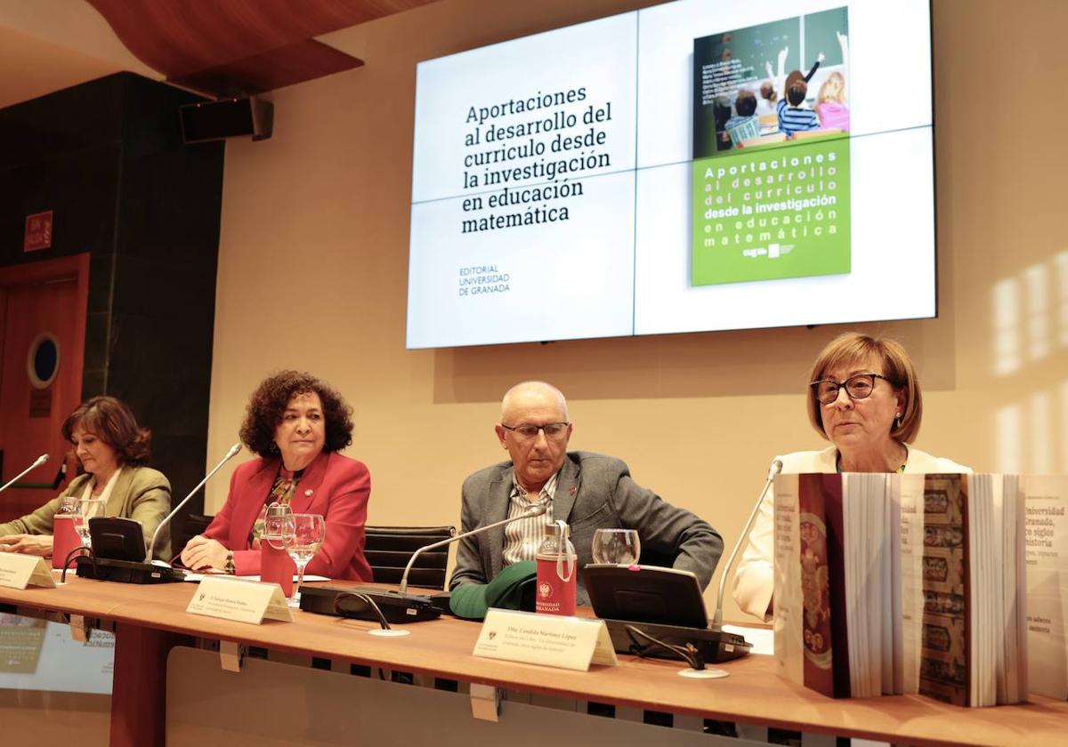 María Isabel Cabrera, Pilar Aranda, Enrique Viedma y Cándida Martínez, en la presentación de la obra sobre los cinco siglos de la UGR.